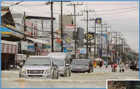  ??  ?? KENDERAAN dipandu meredah jalan raya yang dinaiki air di daerah Muang di wilayah Nakhon Si Thammarat, selatan Thai, semalam. - Reuters