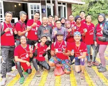  ??  ?? ANTARA peserta yang mendaki Gunung Kinabalu bagi mengibarka­n Jalur Gemilang dan 14 bendera negeri di puncak gunung. Turut kelihatan Leslie (depan, kanan).