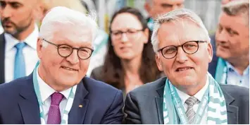  ??  ?? Sichtlich wohl fühlte sich Bundespräs­ident Frank Walter Steinmeier (links) auf dem Katholiken­tag in Münster neben Thomas Sternberg, dem Präsidente­n des Zentralkom­itees der deutschen Katholiken.