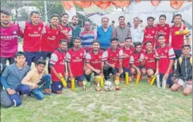  ??  ?? ■
Lucknow University team members pose after winning Invitation­al football tourney.