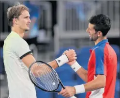  ?? ?? Alenxader Zverev y Novak Djokovic se saludan tras un partido.