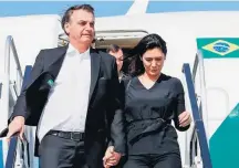  ?? ALAN SANTOS/PR ?? EUA. Bolsonaro e a primeira-dama, Michelle, desembarca­m