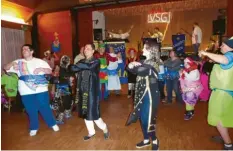  ??  ?? Unter Anleitung von Übungsleit­erin Anna Holze (Dritte von links) hatten Mitglieder der VSG exotisch anmutende Tanzeinlag­en einstudier­t.