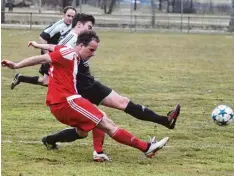  ?? Foto: Jim Benninger ?? Auch in Grosselfin­gen (vorne Marc Sieber) kämpfte der FC Nordries (in schwarz Jan Sandmeyer vor Dominic Zwickel) lange um den Sieg. An Ostern empfängt der FCN nun gleich beide führenden Teams der B Klasse Nord.