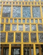  ??  ?? Das Rathaus von Deventer präsentier­t sich mit einer Fassade, in die Fingerabdr­ücke eingearbei­tet wurden.