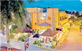  ??  ?? Aunque este año hubo más turismo, no se registró crecimient­o en las ocupacione­s porque se construyer­on 2 mil 500 nuevos cuartos hoteleros en la Riviera Maya.