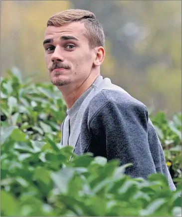  ??  ?? QUERIDO. Griezmann es feliz en el Atlético, con el que quiere ganar títulos.