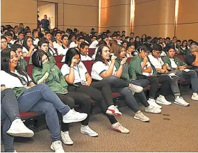  ??  ?? Teatro lleno. En total, 180 alumnos de bachillera­to del CCC tuvieron un acercamien­to al teatro profesiona­l como espacio educativo, de debate y reflexión.