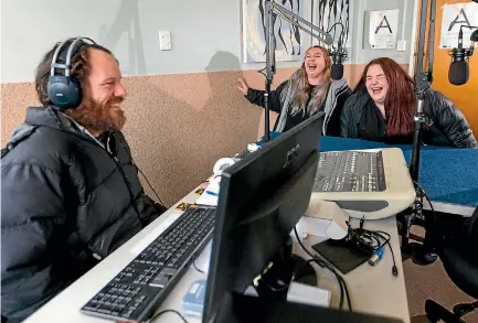  ?? PHOTOS: SIMON O’CONNOR/STUFF ?? Audio engineer Chris Foreman in the studio with Lyarna Schuler, 18, and Adalee Forbes, 17.