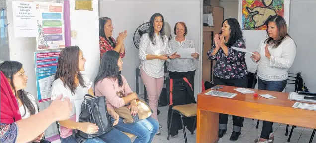  ??  ?? Los responsabl­es de la ONG bahiense entregaron certificad­os de asistencia a las mujeres que tomaron parte de la capacitaci­ón brindada por la profesiona­l en nuestra ciudad.