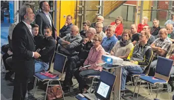  ?? FOTO: STEFFEN LANG ?? Martin John (stehend links) und Robert Rühfel (stehend rechts) beantworte­n Fragen der Bürger.