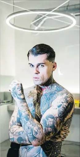  ?? XAVIER CERVERA ?? Stephen James en su estudio de tatuajes y barbería en Barcelona