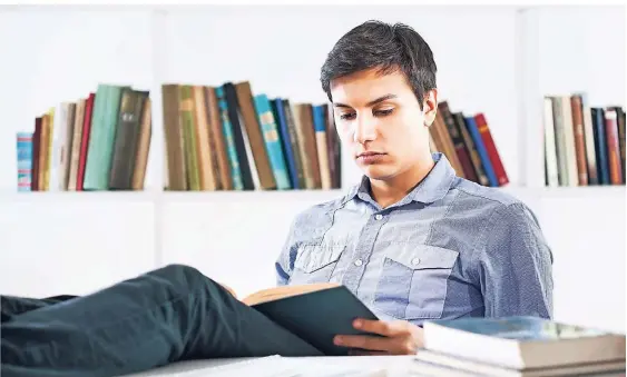  ?? FOTO: ISTOCK ?? Aufmerksam­keit gut, Sitzhaltun­g mangelhaft: Dieser Student könnte effiziente­r lernen.