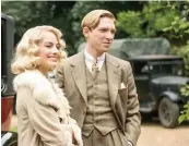  ??  ?? Domhnall Gleeson et Margot Robbie incarnent respective­ment Alan Alexander Milne, auteur et créateur de l’ourson jaune, et sa femme Daphne Milne.