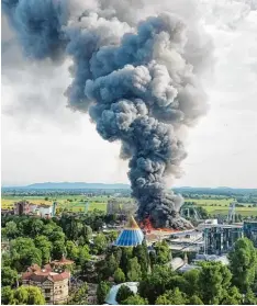  ?? Foto: Christine Gertler, dpa ?? Feuer bei den „Piraten von Batavia“: Die Rauchsäule war kilometerw­eit zu sehen. Das Fahrgeschä­ft wurde zerstört.