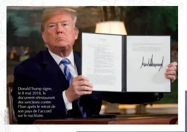  ??  ?? Donald Trump signe, le 8 mai 2018, le document réinstaura­nt des sanctions contre l’iran après le retrait de son pays de l’accord sur le nucléaire.