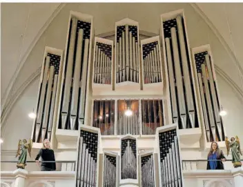  ?? FOTO: KERSTIN KRÄMER ?? Tünde Nagy und Christoph Hauschild posieren vor der Orgel in der Johanneski­rche.