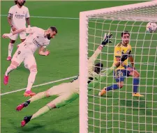  ??  ?? Vice Pichichi Il 3-0 di Karim Benzema, 33 anni, suo 21° gol in Liga in stagione