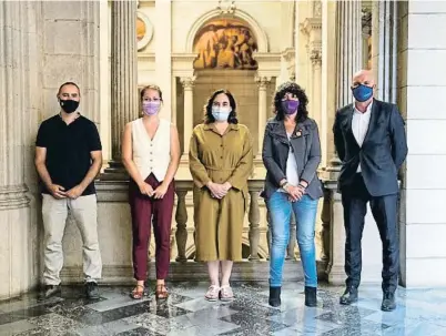  ?? ACN ?? Ada Colau, alcaldesa de Barcelona, con la consellera Teresa Jordà y tres de sus colaborado­res