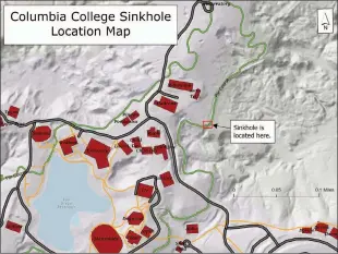  ?? Courtesy / Columbia College / CC Geoscience Program / Jeff
Tolhurst /TUD ?? A map shows the location of the sinkhole on the San Diego Ditch on the Columbia College campus (above). Jeff Tolhurst of Columbia College geoscience­s displays fossilized amphipora and fragmented rock to demonstrat­e how the invertebra­te organisms, similar to coral or sea sponges, are known to geologists and other scientists as rock-building organisms (left). Amphipora create the mineral calcite, which is what marble is composed of, and calcite dissolves in weak acidic rainwater and groundwate­r. Soft marble, because it erodes so easily, is prone to cave, cavern and sinkhole formation, and that’s evident all over the campus of Columbia College.