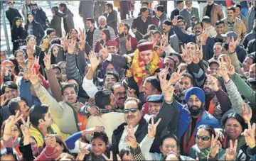  ?? DEEPAK SANSTA/HT ?? BJP candidate from Shimla Urban Suresh Bhardwaj celebratin­g his victory with supporters on Monday.