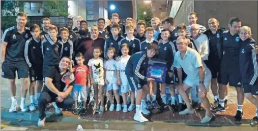  ??  ?? EL INFANTIL DE XABI EN ARNEDO. El donostiarr­a (primero a la izquierda) dirige al infantil en el que juega Elyaz, uno de los hijos de Zidane.