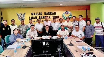  ?? ?? Sempurai (seated, centre), with Teo on his left and others in a group photo, taken during the press conference at Wisma Sanyan.