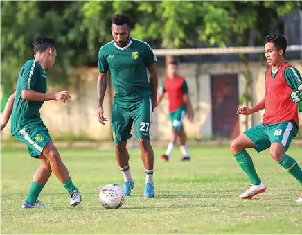  ?? ALLEX QOMARULLA/JAWA POS ?? TEMPA FISIK: Patrich Wanggai (tengah) berlatih di Lapangan Polda Jatim Selasa lalu (14/1).