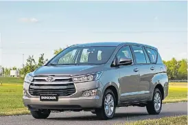  ??  ?? Toyota Innova. Sus dos versiones bajaron $ 44.200 y $ 46.400.