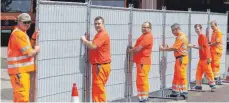  ?? FOTO: LUDGER MÖLLERS ?? Alexander Hornung (links) und seine Kollegen von der Autobahnme­isterei Ulm zeigten am Donnerstag die erste mobile Anti-Gaffer-Wand im Südwesten.