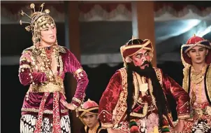  ?? PURWADMADI FOR JAWA POS ?? REVITALISA­SI: Salah satu adegan pergelaran wayang menak lakon Geger Mukadam karya Sultan HB IX yang ditampilka­n POSB Retno Aji Mataram, Jogjakarta (6/5).