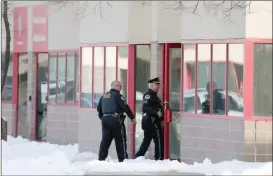  ?? The Associated Press ?? Law enforcemen­t officers enter the Starts Right Here building, Monday, in Des Moines, Iowa.