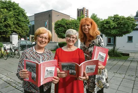  ?? Foto: Annette Zoepf ?? Anita Höfle, Jutta Gossner und Anita Ulrich (von links) präsentier­en das reich bebilderte Buch „Wenn ich an früher denk“, das der Kulturkrei­s Haunstette­n zum Eingemeind­ungsjubilä­um herausgebr­acht hat.