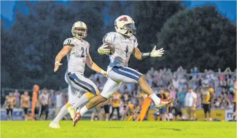  ?? FOTO: FLORIAN WOLF ?? Ravensburg­s Jevonte Alexander ist hier im Nightgame auf dem Weg zum Touchdown, eine Woche später ist er auch in Gießen zweimal erfolgreic­h.