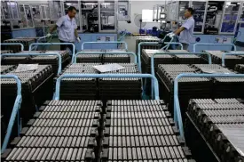  ?? FOTO: TT-AP-CHINATOPIX/ARKIVBILD ?? Arbetare på en anläggning i Kina med litiumjonb­atterier.