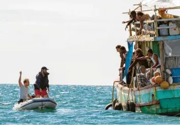  ?? Foto: Vince Valitutti, Arte F, dpa ?? Ryan (Ewen Leslie, rechts im Boot) und Damien (Joel Jackson) wollen den Flüchtling­en helfen – eine Szene aus der ersten Folge der Serie „Ein sicherer Hafen“.