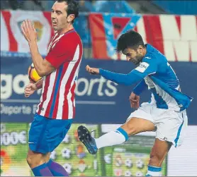  ?? FOTO: EFE ?? Alberto Bueno dispara ante Godín en la reciente visita del Leganés al Atlético (2-0)