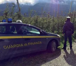  ??  ?? Guardia di finanza I militari hanno posto i sigilli come disposto dal gip