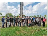  ??  ?? Students and lecturers pose for a group photo with site staff.