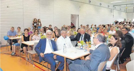  ?? FOTO: HORST BLAUHUT ?? Mit viel lokaler Prominenz sind die Gemeindeha­lle und der Kindergart­en in Zöbingen eingeweiht worden.