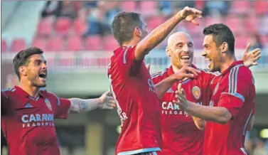  ??  ?? ALEGRÍA. Los jugadores del Zaragoza celebran el primer gol de Vinícius esta temporada.