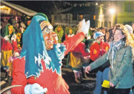  ?? FOTO: CHRISTIAN FLEMMING ?? Laternensp­rung in Hergenswei­ler: Erstmals nach 2014 ziehen die Narren wieder durch den Ort.