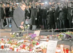  ?? Gambar AFP ?? PRESIDEN Perancis Emmanuel Macron meletakkan sekuntum mawar putih di tapak peringatan serangan 11 Disember berdekatan pasar Krismas di Strasbourg, timur Perancis Jumaat lalu. —