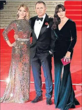  ?? ANDY RAIN / EFE ?? Lea Seydoux, Daniel Craig y Monica Bellucci, en el Albert Hall