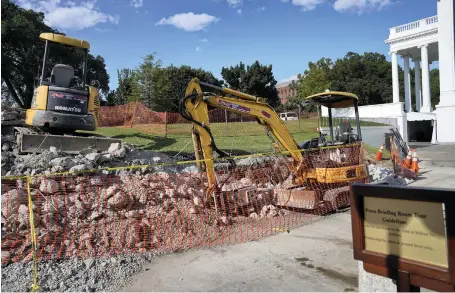  ?? AP ?? Constructi­on machinery on the White House grounds this week. It was built in the 1790s and rebuilt in 1817