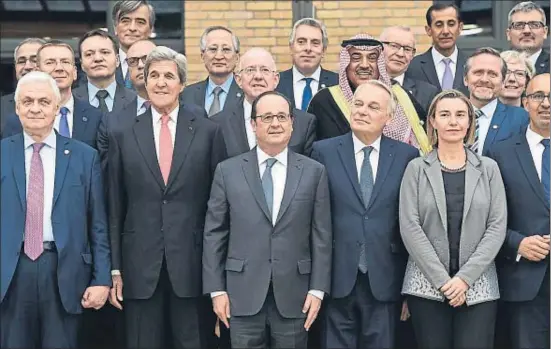  ?? BERTRAND GUAY / POOL / EFE ?? Hollande va presidir la conferènci­a de París sobre l’Orient Mitjà, a la qual va assistir Kerry, a la seva dreta, entre 75 mandataris més
