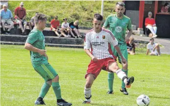  ?? FOTO: STEIDLE ?? Der SV Westerheim (weiß) kam gegen den SV Scharenste­tten zu einem klaren 5:2-Erfolg.