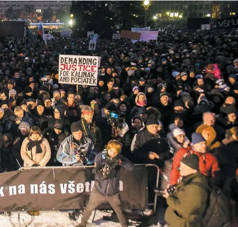  ?? PHOTOS AFP ?? 1. Des milliers de personnes ont protesté hier soir à Bratislava, en Slovaquie, après le meurtre du jeune journalist­e Jan Kuciak et de sa fiancée. 2. Des manifestan­ts tenaient des pancartes à l’effigie du jeune homme de 27 ans hier, alors que d’autres...