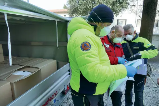  ?? (Foto Sartori) ?? Protezione La consegna degli scatoloni contenenti le mascherine