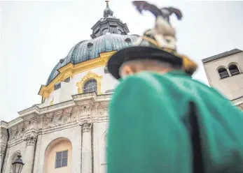  ?? FOTO: DPA ?? Ein Gebirgssch­ütze in Tracht vor der Klosterkir­che Ettal. Die Ausstellun­g mit dem Titel „Wald, Gebirg und Königstrau­m“versucht den Mythos des Freistaats zu ergründen.